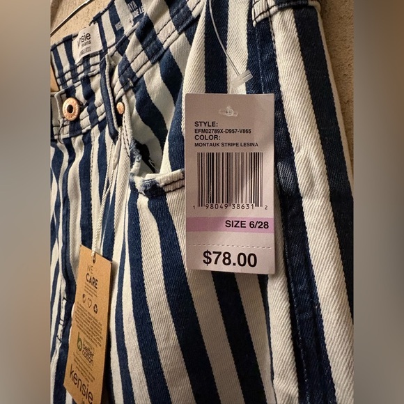 Kensie High Waist Raw Hem Wide Leg Jeans (Waist 28”Rise 10.5”Inseam 32”) - Picture 6 of 9